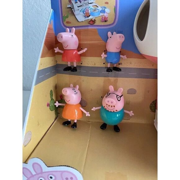 Peppa Pig Peppa’s Family MOTORHOME Vehicle To RV Playset With 4 Figures NEW - Picture 5 of 12